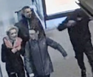 Łódź: POSZUKIWANI sprawcy pobicia na przystanku tramwajowym! W grupie młode dziewczyny