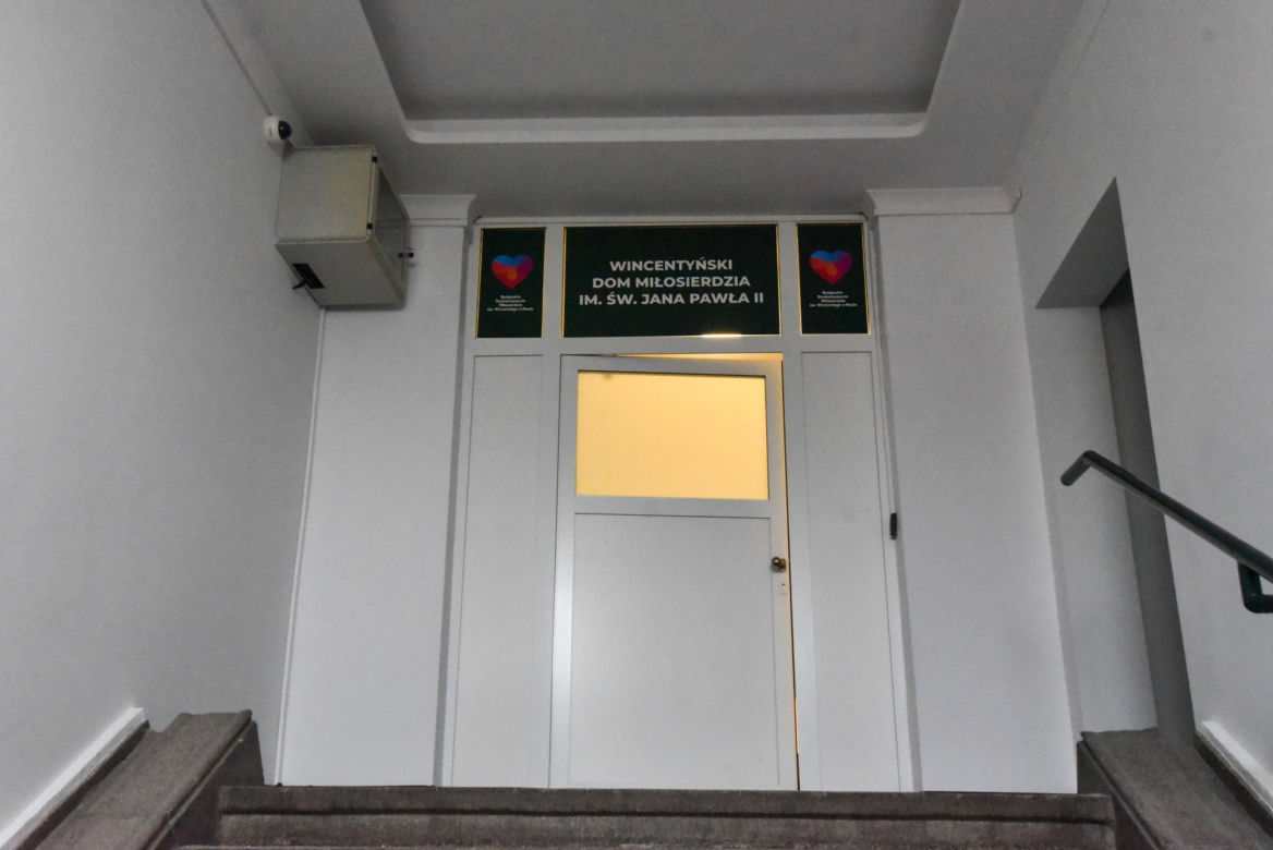 Ksiądz Bar buduje bar mleczny dla potrzebujących