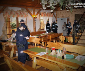 Mszana. Policjanci przerwali chrzciny w lokalu [ZDJĘCIA]