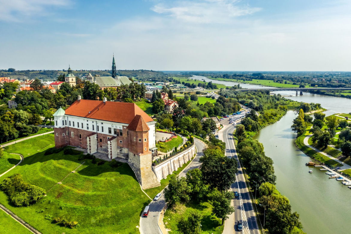 Sandomierz – nazywany "małym Rzymem", zachwyca renesansową starówką, wąwozami lessowymi i podziemną trasą turystyczną.