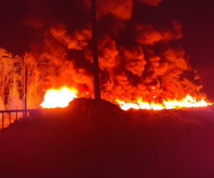 Ogromny pożar składowiska opon. Strażacy walczą z ogniem od wielu godzin