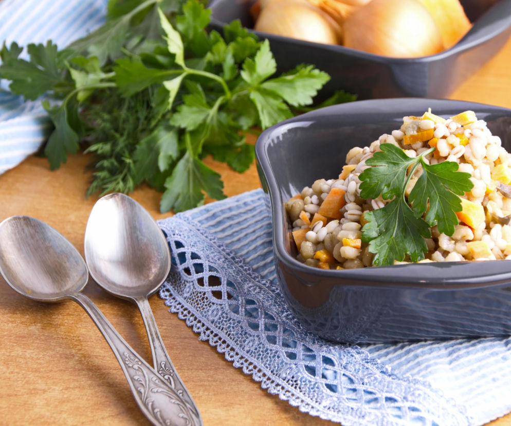 Kaszotto z prażonej kaszy jęczmiennej z cebulą i kwaśnym jabłkiem – stara technika, nowy efekt