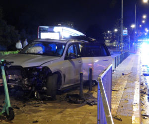 W BMW staranował przystanek. Wcześniej stracił prawo jazdy