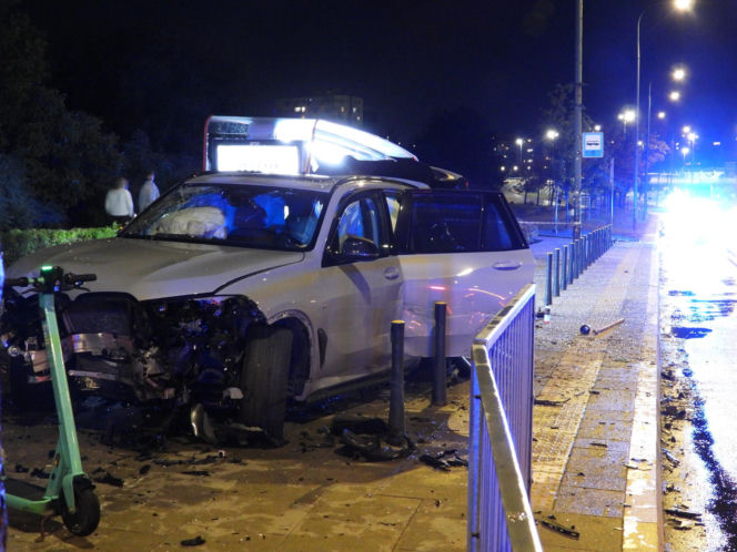 W BMW staranował przystanek. Wcześniej stracił prawo jazdy