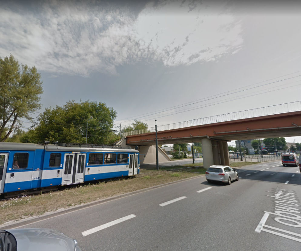 Kraków: Groźny wypadek na Zabłociu. Rowerzysta wjechał pod tramwaj