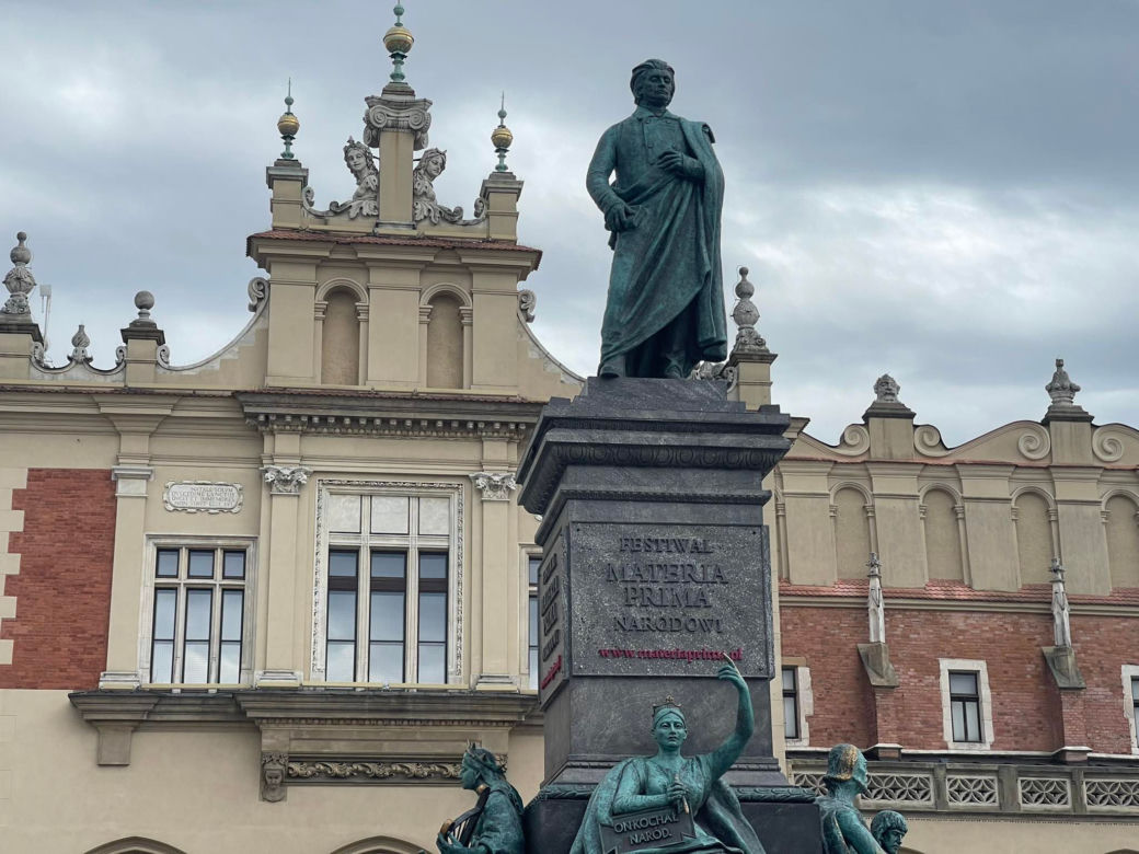 Pomnik Adama Mickiewicza z krakowskiego rynku ma brata bliźniaka