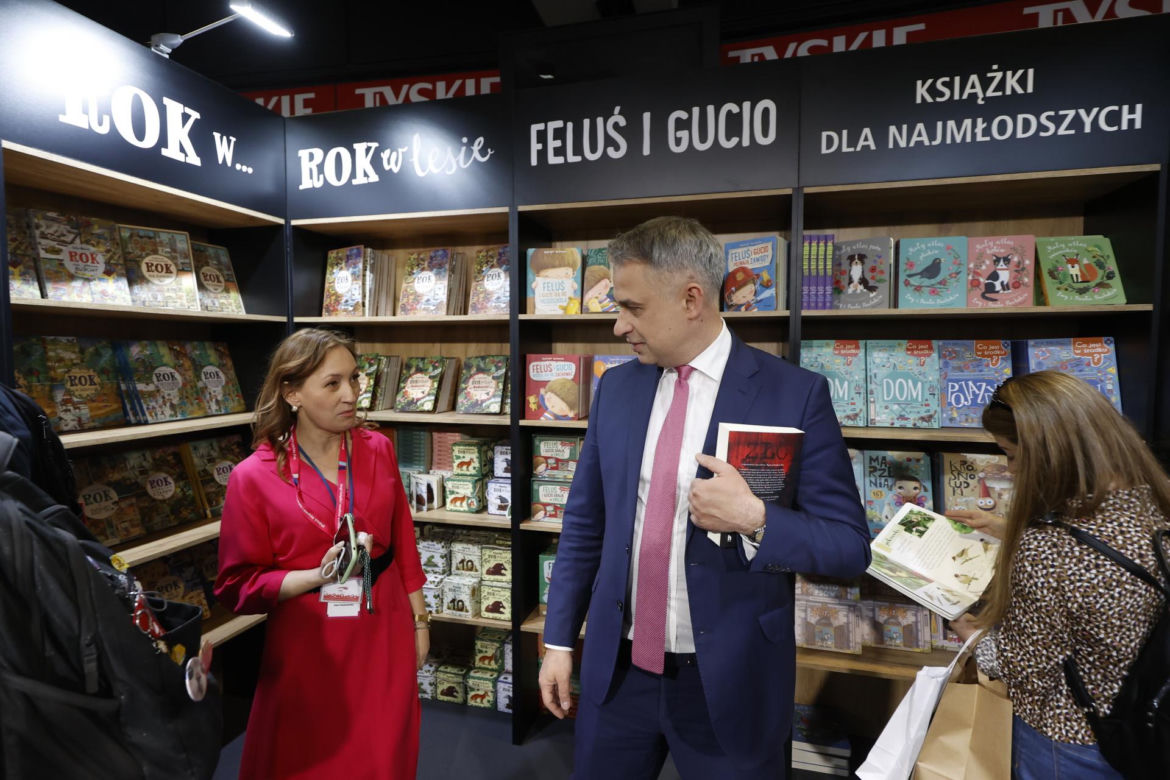 Wicepremier Krzysztof Gawkowski na Targach Książki i Mediów Vivelo. Niewiarygodne, jaki dał przykład!