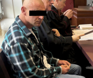 Wywieźli 44-latka w bagażniku i zgotowali mu piekło. Kazali mu szczekać