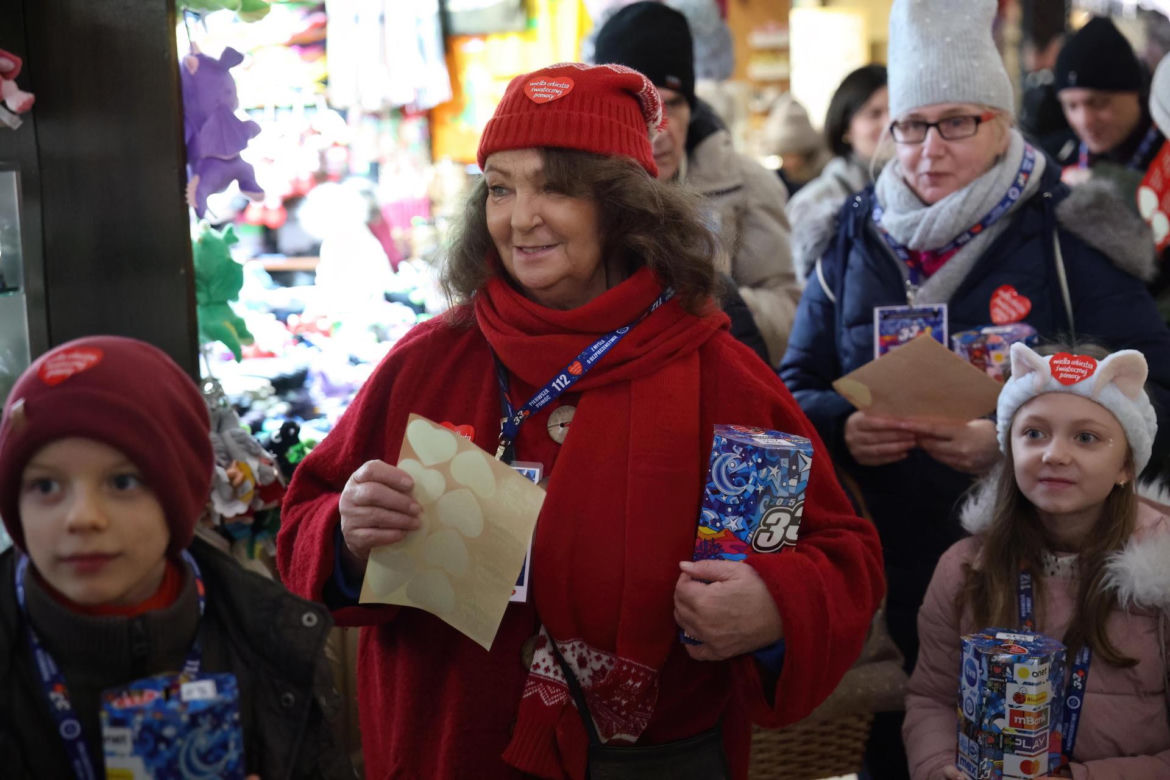 Kraków. Aktorka i prezeska fundacji "Mimo Wszystko" Anna Dymna kwestuje na krakowskim Rynku, w ramach 33. Finału Wielkiej Orkiestry Świątecznej Pomocy.