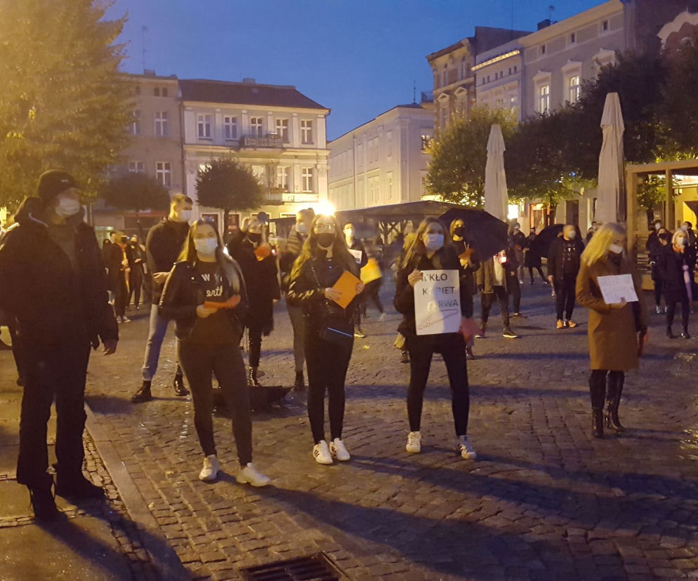 Znicze, wieszaki, transparenty. Protest Piekło kobiet w Lesznie