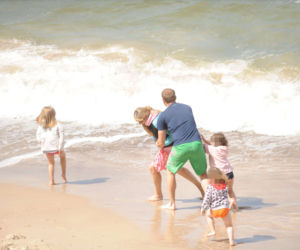 Anna Guzik z rodziną na plaży