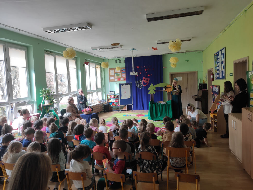 Dzień teatru z Eską, aktorami i radomskimi maluchami