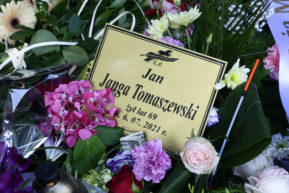 - Do zobaczenia Janku! - mówili koledzy na cmentarzu, gdy grób utonął w kwiatach