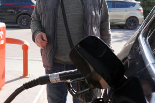 Litwini masowo tankują w Polsce. Kolejki na stacjach w Sejnach