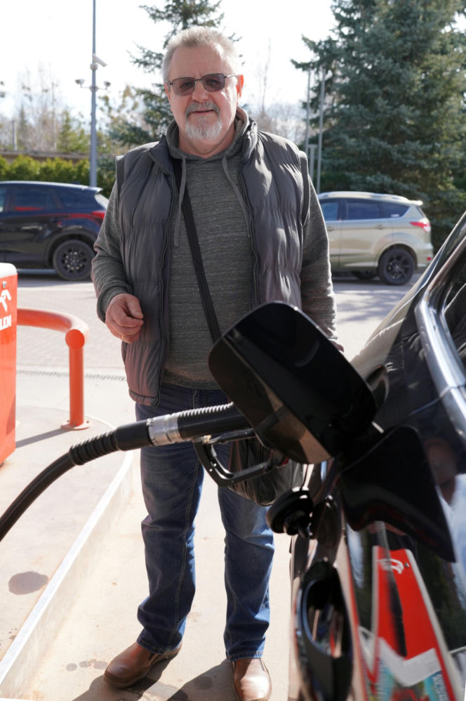 Litwini masowo tankują w Polsce. Kolejki na stacjach w Sejnach