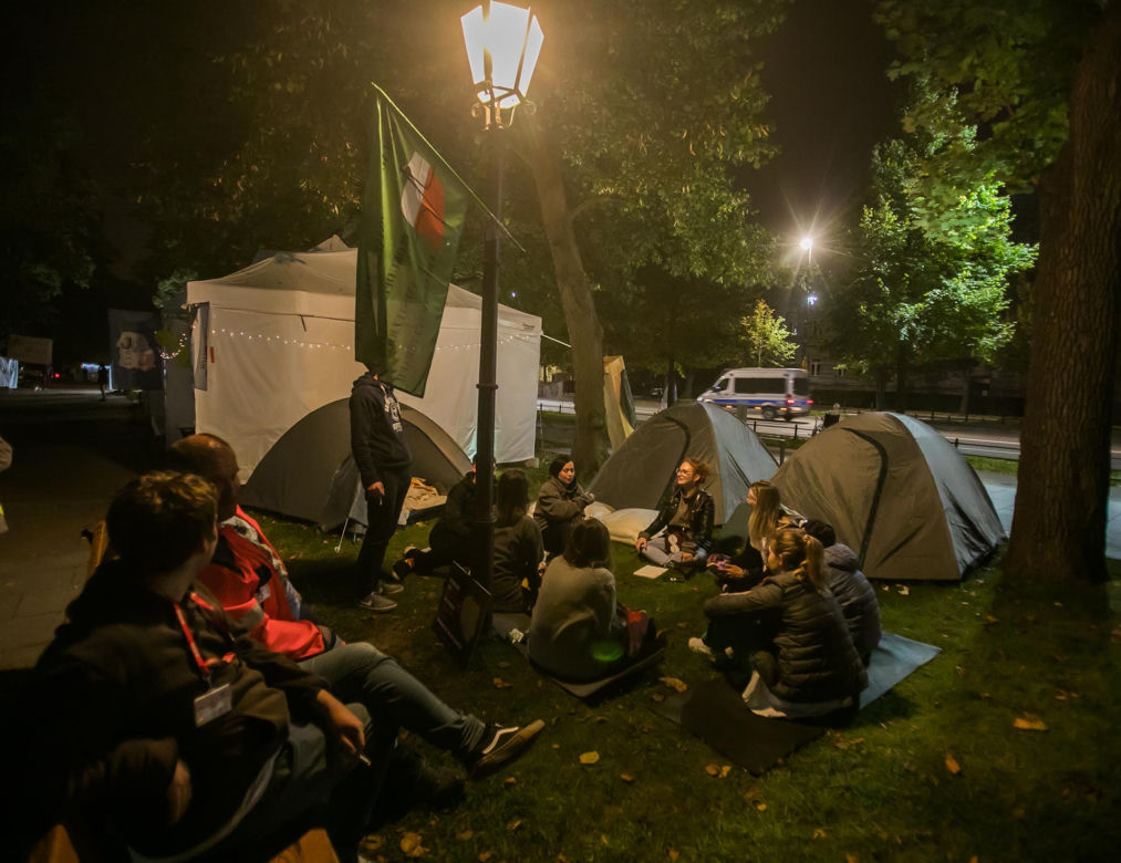 Ministrze! Zapraszamy do nas na noc