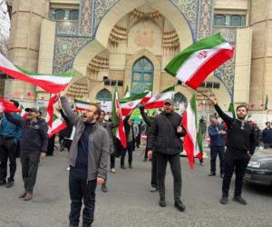 Grupa mężczyzn protestuje w Teheranie przeciwko amerykańsko-izraelskiej inwazji na Iran