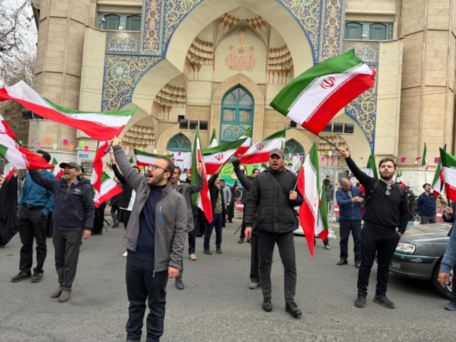 Grupa mężczyzn protestuje w Teheranie przeciwko amerykańsko-izraelskiej inwazji na Iran