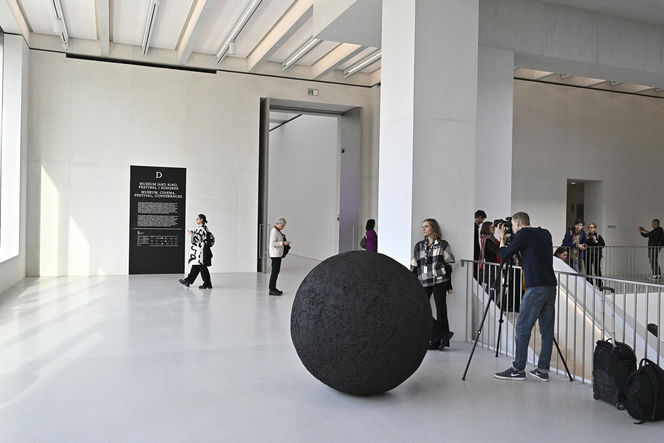 Wanny, buty i manekiny za 851 tys. zł? Ale sztuka! „To jedna z najbardziej wpływowych artystek na świecie”