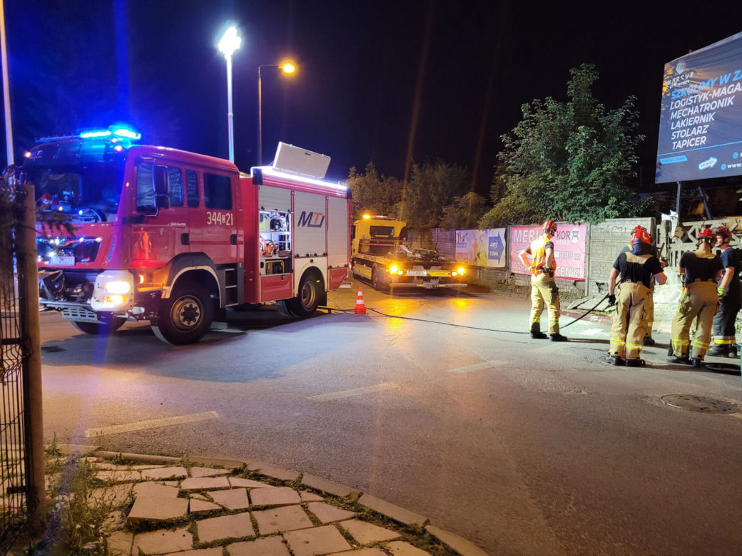 Przerażający wypadek w Chełmży. Motocyklista wjechał w betonowy płot