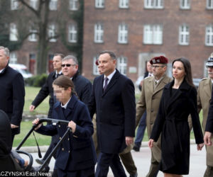 Marta Kaczyńska z mężem, jedną córką i synkiem na Wawelu 