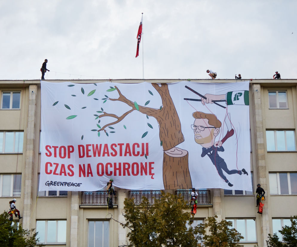 Aktywiści Greenpeace weszli na dach ministerstwa środowiska