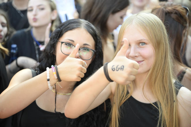 Fani w upale czekają na koncert The Weeknd. Tłumy w Warszawie
