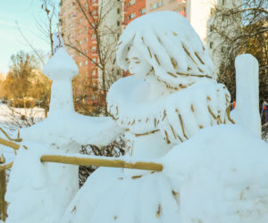 Wyjątkowe śniegowe rzeźby w Warszawie