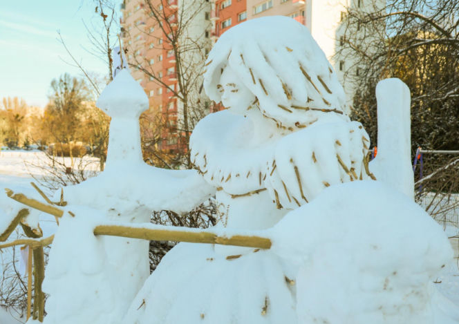 Wyjątkowe śniegowe rzeźby w Warszawie