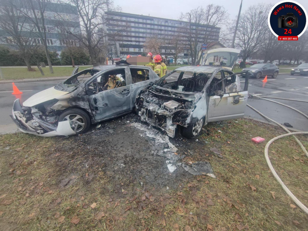 Warszawa, Ochota. Dwa auta doszczętnie spłonęły! Dramatyczna akcja strażaków