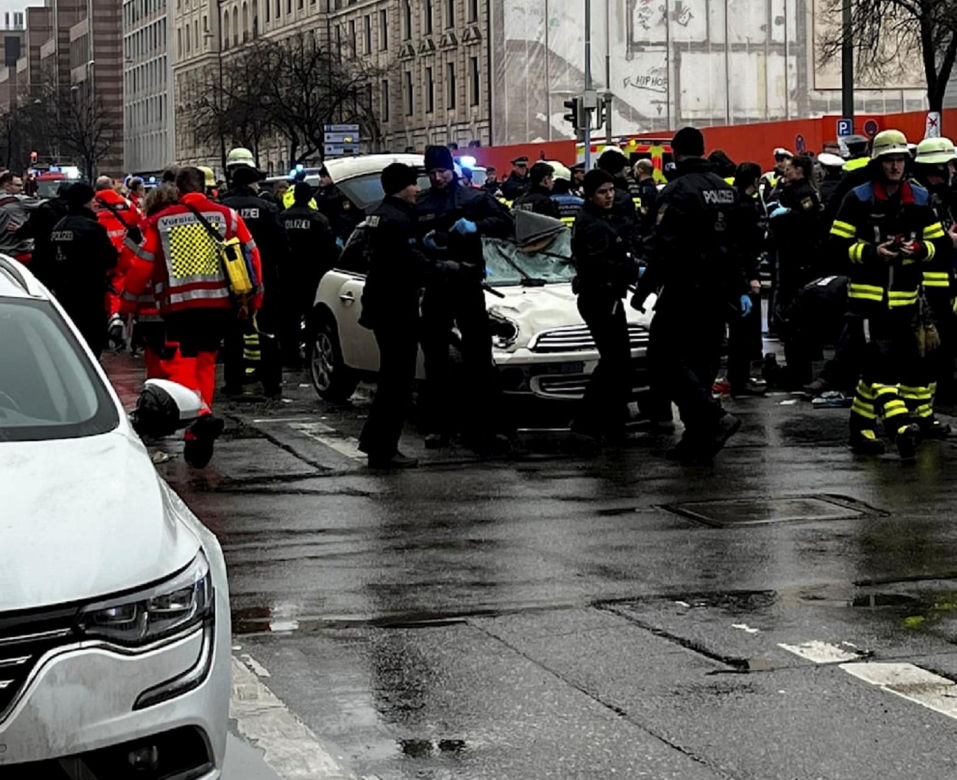 Kierowca wjechał w grupę ludzi w Monachium