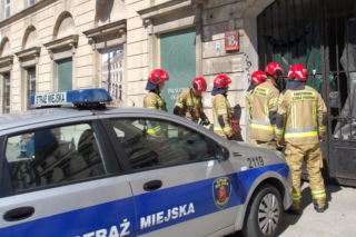 Seniorzy zwiedzali Warszawę i nagle znaleźli się w potrzasku. Utknęli na podwórku!