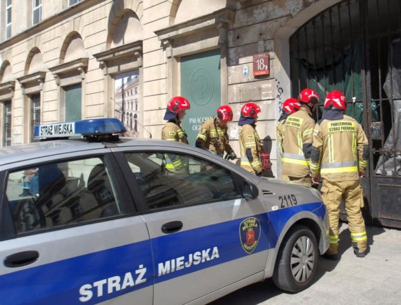 Seniorzy zwiedzali Warszawę i nagle znaleźli się w potrzasku. Utknęli na podwórku!