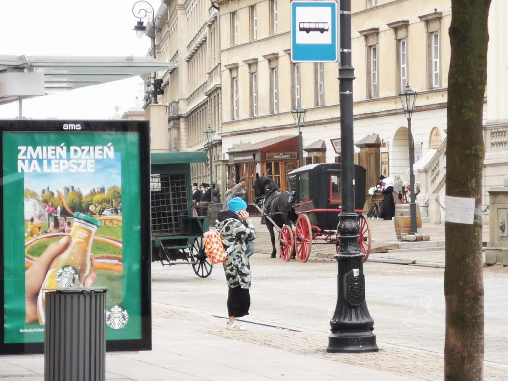 Co się dzieje na Krakowskim Przedmieściu w Warszawie? Rosyjskie napisy na ulicach