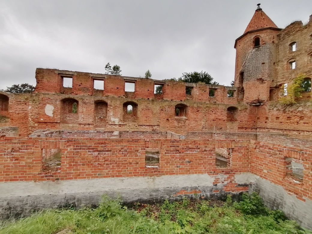 Pomarańczowi rowerzyści najechali zamek w Szymbarku