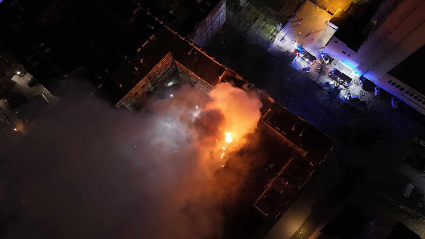 Wielka akcja strażaków w centrum dzielnicy. Stara kamienica zapłonęła jak pochodnia. Ogień było widać z kilku kilometrów