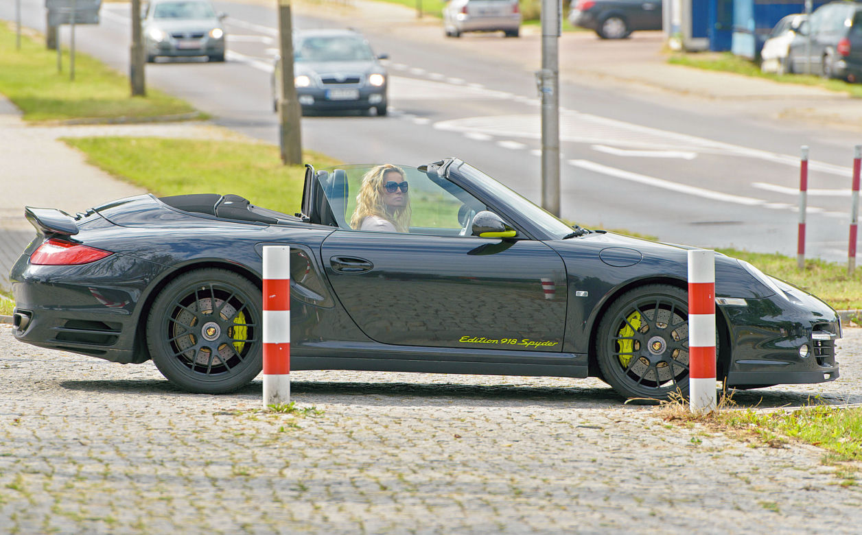 Joanna Liszowska w Porsche 911 Turbo S Cabriolet Edition 918 Spyder