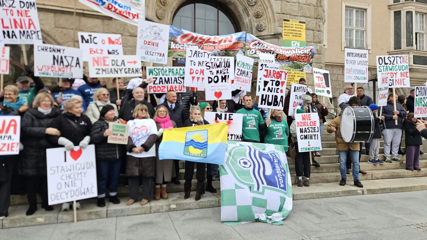 Poszerzenie granic administracyjnych Olsztyna kosztem Stawigudy i Dywit: mieszkańcy gmin protestowali przed ratuszem, byli prezydenci miasta popierają