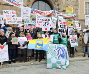 Poszerzenie granic administracyjnych Olsztyna kosztem Stawigudy i Dywit: mieszkańcy gmin protestowali przed ratuszem, byli prezydenci miasta popierają