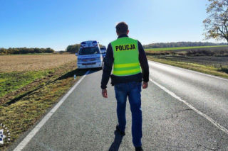Uciekał skradzioną karetką i potrącił policjantkę. Padły strzały!