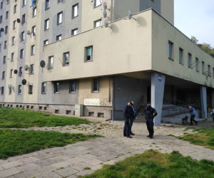 Horror w Kielcach! Mężczyzna z PODCIĘTYM gardłem! KREW przed blokiem!	