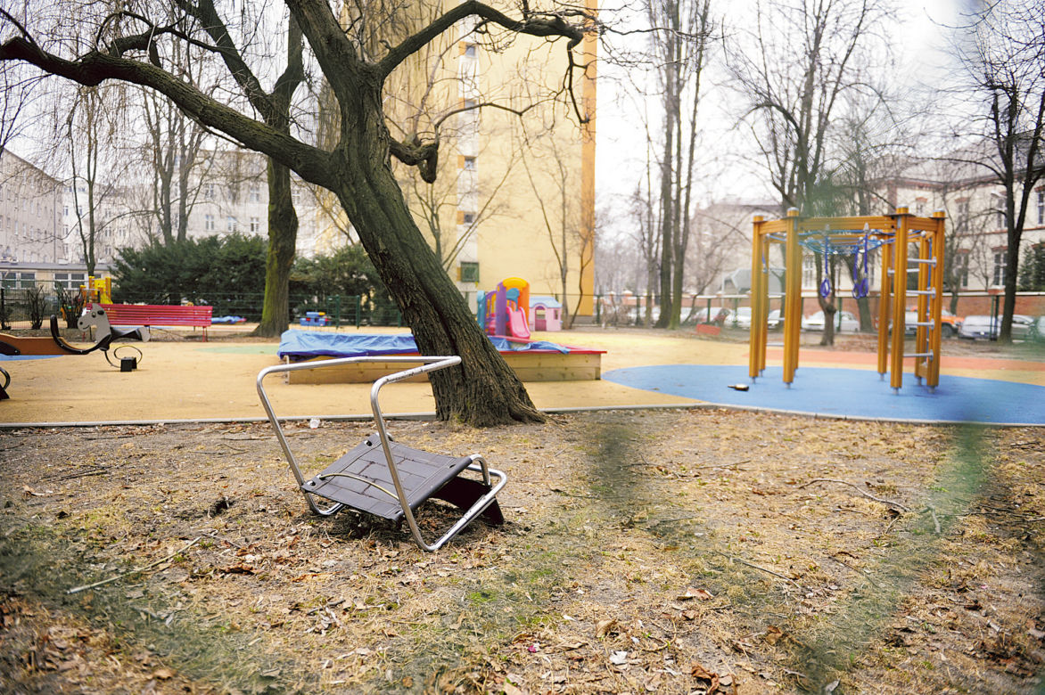 Wyrzucali meble z 7 piętra