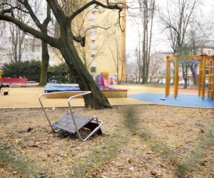 Wyrzucali meble z 7 piętra