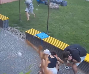 Mocne nagranie z Ukrainy. Ludzie siedzieli w kawiarni, gdy spadły pociski
