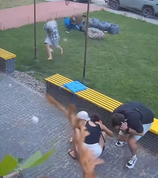 Mocne nagranie z Ukrainy. Ludzie siedzieli w kawiarni, gdy spadły pociski