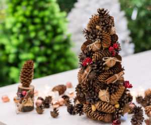 Jak zrobić samodzielnie choinkę z szyszek? 