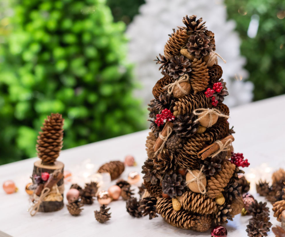 Jak zrobić samodzielnie choinkę z szyszek? 