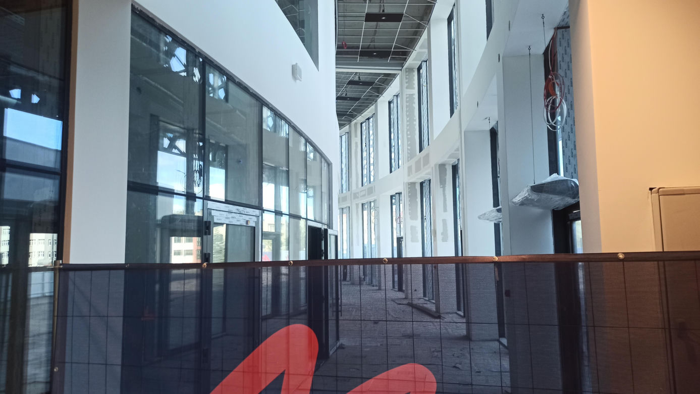 Tłumy chętnych do zwiedzania hali Urania. Wkrótce zostanie oddana do użytku [ZDJĘCIA]