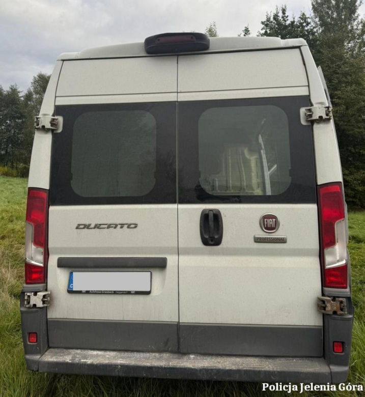 Nieudana blokada policji pod Jelenią Górą. Kierowca fiata ducato pojechał dalej [ZDJĘCIA]