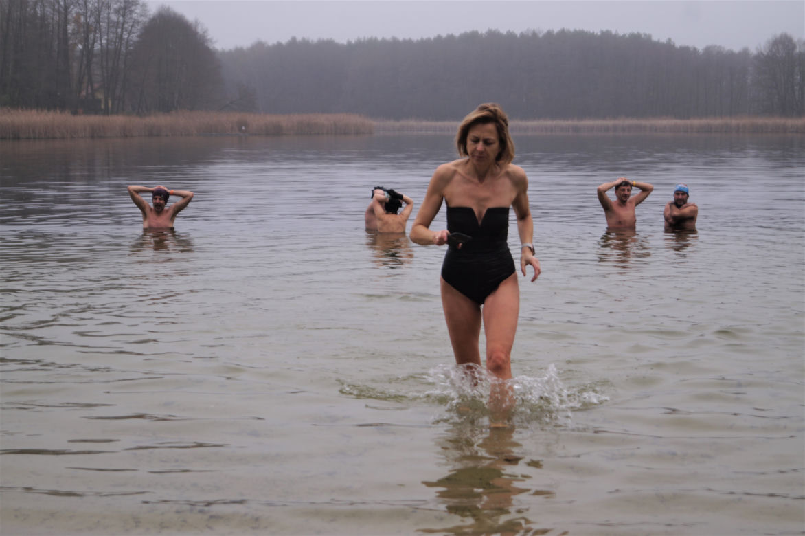 Bydgoskie Morsy wskoczyły do jeziora w Pieckach! [ZDJĘCIA]